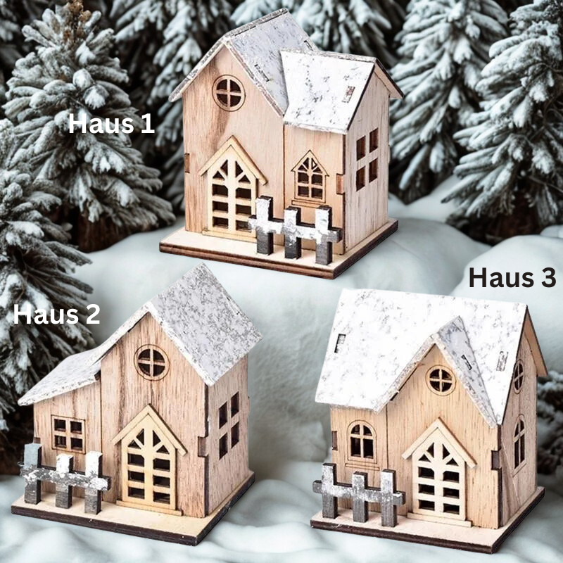 Drei LED-Holzhäuser mit Schnee-Effekt im verschneiten Tannenwald, Haus 1 bis 3 beschriftet