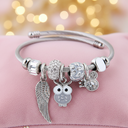 Charm Armband Engelsflügel Grau in verschiedenen Farben: Schwarz, Grün, Grau, Rosa und Lila, perfekt für jeden Anlass.