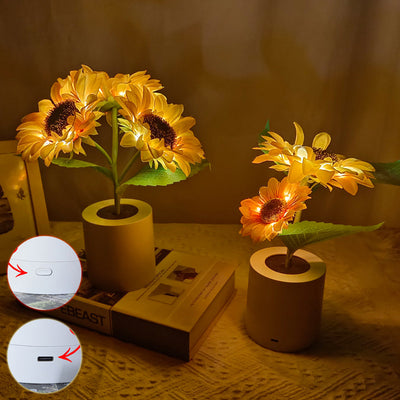 LED Tischlampe Sonnenblume, zwei Lampen mit drei und zwei Blüten leuchten warm auf Holztisch, Detail des USB-Anschlusses