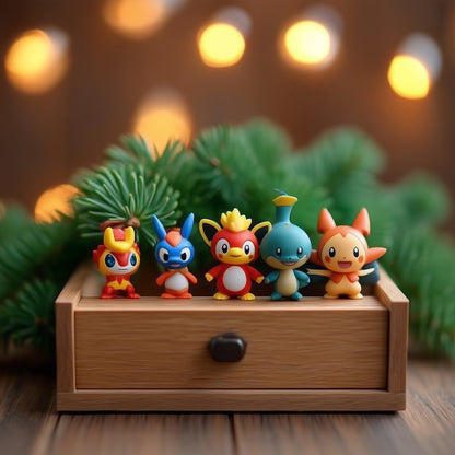 Bunte Mini-Anime-Figuren auf einer Holzschublade vor Tannenzweigen und Lichterketten