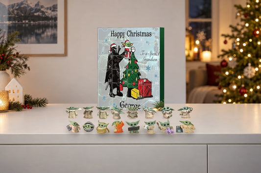 Baby-Yoda-Adventskalender mit Grogu-Figuren auf weissem Sideboard, Christbaum mit Lichtern im Hintergrund