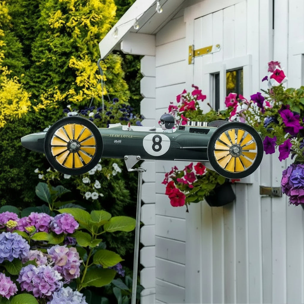 Oldtimer Gartenstecker grün am Gartenhaus – Metall Rennwagen Nr. 8 zwischen Blumen