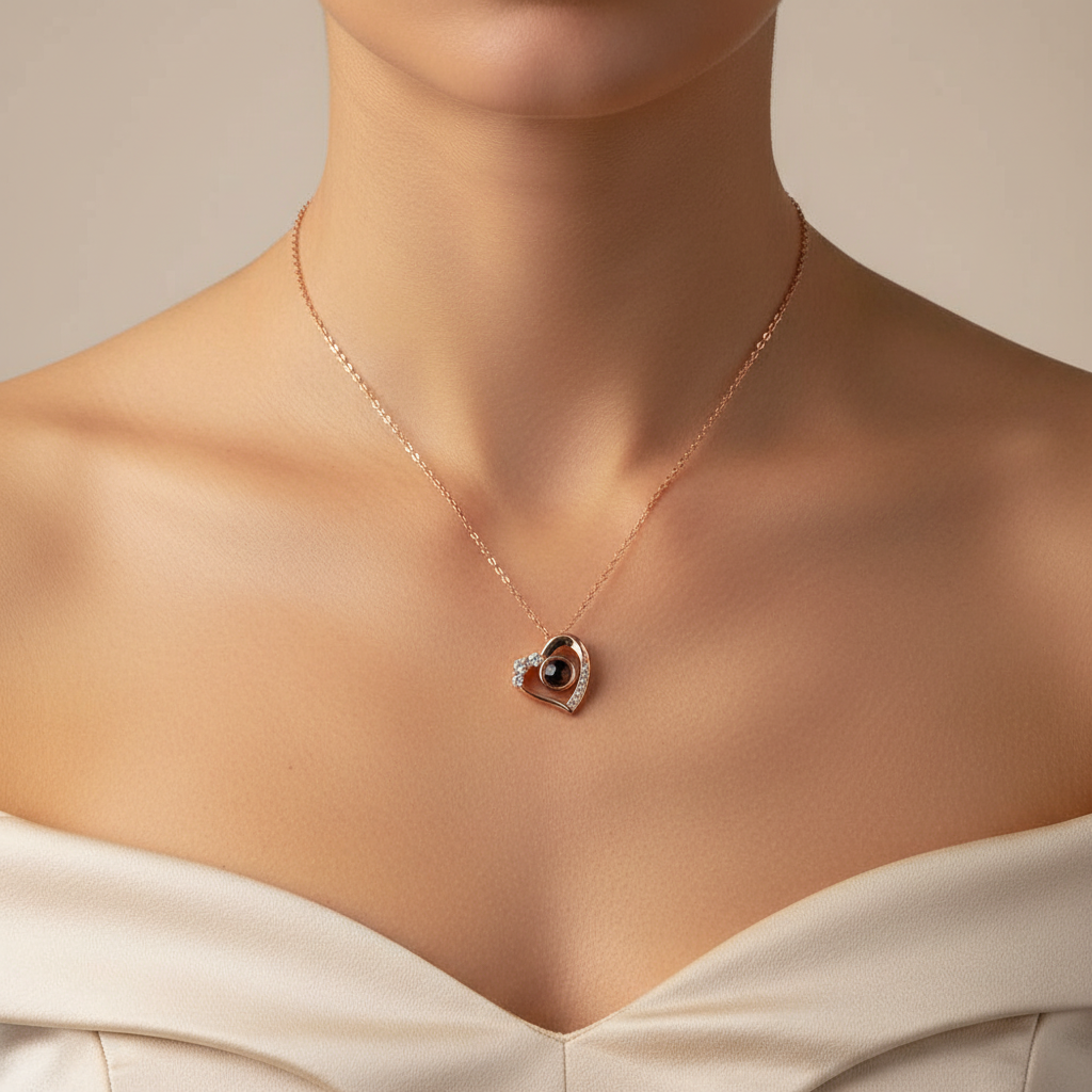 Besondere Projektionshalskette 100 Sprachen Damen Silber Roségold, ein elegantes Geschenk, das Liebe in einer einzigartigen Weise zum Ausdruck bringt.