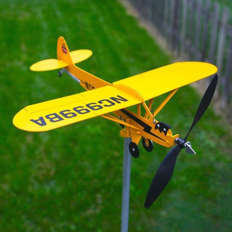 Flugzeug Windrad gelb mit Propeller – Metall Windspiel Nahansicht im Garten