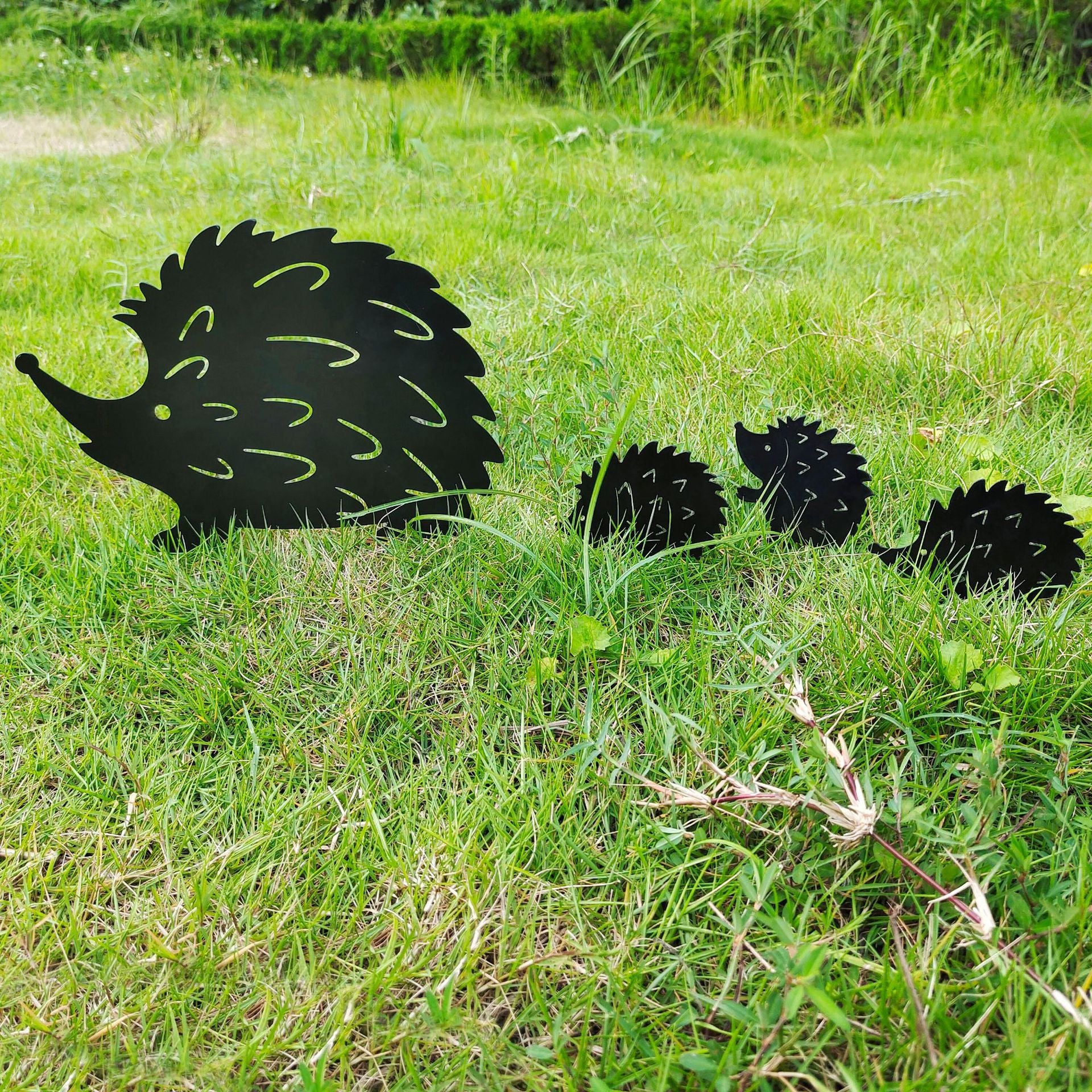 Igel-Familie Gartenstecker entlang Gartenweg — Geschenkidee für Gartenliebhaber und Igelfans
