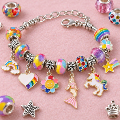 Nahaufnahme Charm-Armband mit Einhorn, Meerjungfrau, Regenbogen, Herz und lachender Blume