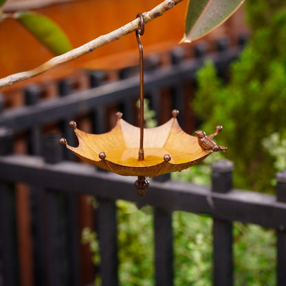 Hängendes Vogelfutterhaus aus Metall im umgedrehten Regenschirm-Design an einem Gartenast befestigt