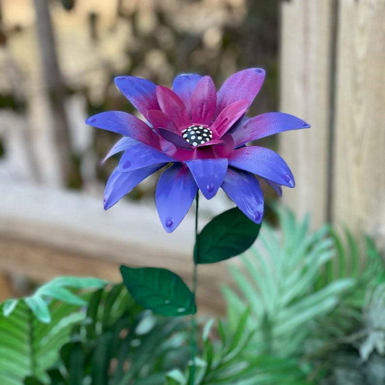 Violetter Gartenstecker Metall Blume Nahaufnahme — filigrane Schmiedeeisen Handarbeit