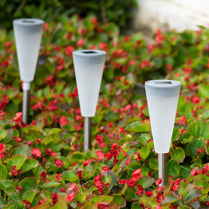 Wetterfeste Solarlaterne IP65 mit kabelloser LED-Beleuchtung entlang eines Gartenwegs