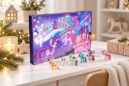 Pony Adventskalender auf dem Kinderschreibtisch, davor kleine Pony-Figuren in Pastellfarben