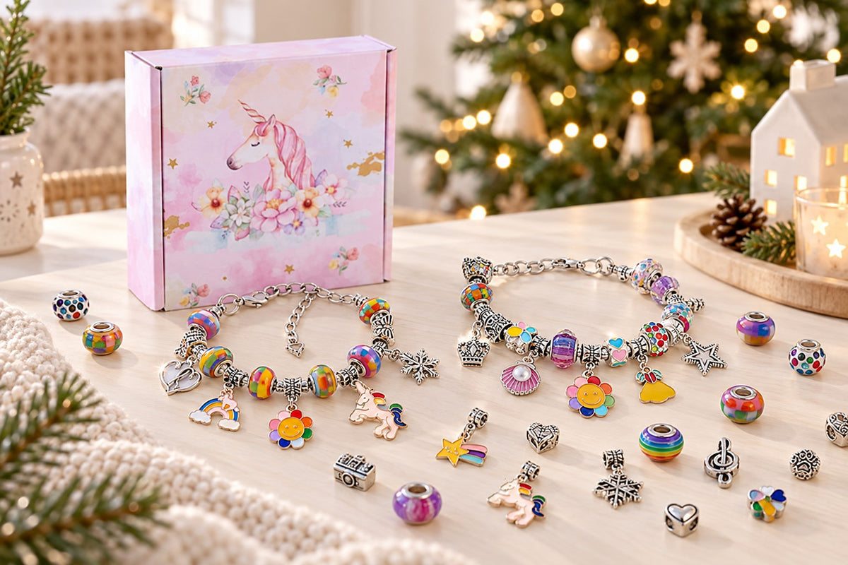 Einhorn-Geschenkbox mit zwei Charm-Armbändern und vielen Anhängern auf dem Tisch vor dem Weihnachtsbaum