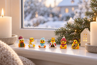 Sechs Enten-Figuren aus dem Adventskalender als Weihnachtsdeko auf der Fensterbank, mit Kerzen und Tannenzweig