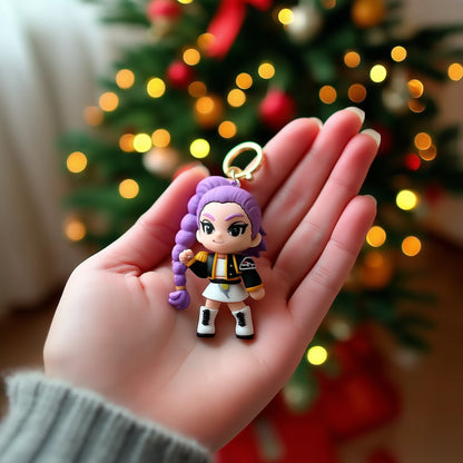 K-Pop Demon Hunters Figuren-Anhänger mit lila Zopf in einer Kinderhand vor dem Weihnachtsbaum
