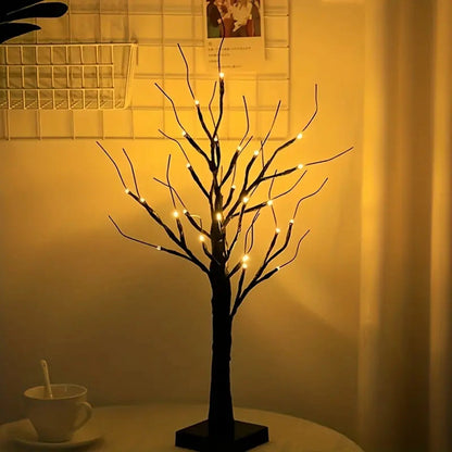 Schwarzer Lichterbaum mit 24 LEDs leuchtet warmweiss neben einer Tasse