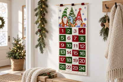 Stoff-Adventskalender mit Wichtel-Motiv hängt im hellen Flur neben Tannengirlande und Holzbank