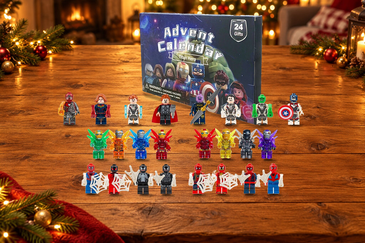 Marvel Adventskalender Auswahl 2: Box mit 24 Minifiguren in Reihen auf weihnachtlichem Holztisch bei Kaminlicht