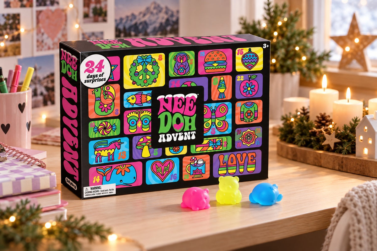 Squishy Adventskalender auf einem Schreibtisch im Advent, davor drei bunte Quetschfiguren