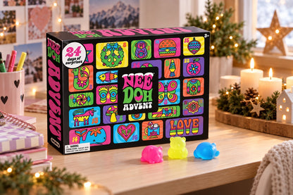 Squishy Adventskalender auf einem Schreibtisch im Advent, davor drei bunte Quetschfiguren
