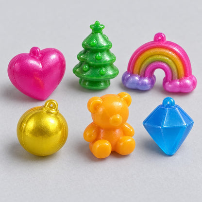 Nahaufnahme: weiche Quetschfiguren in Neonfarben, Herz, Tannenbaum, Regenbogen, Kugel, Bär und Diamant