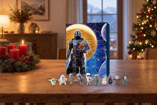Mandalorianer-Adventskalender mit Mini-Figuren auf dem Esstisch neben rotem Adventskranz