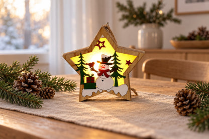Holzstern mit Schneemann leuchtet als Tischdeko auf dem Adventstisch mit Tannenzapfen