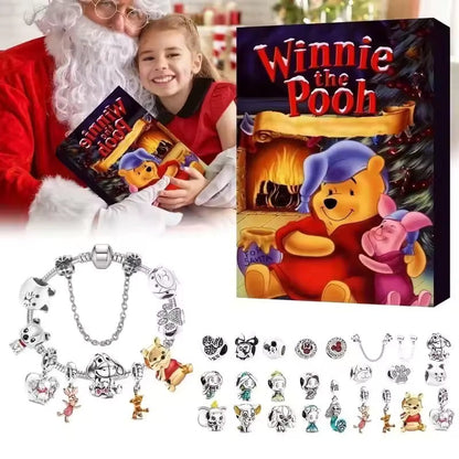 Winnie Pooh Adventskalender 2026: Box mit Pooh und Ferkel am Kamin, silberfarbenes Charm-Armband und Charms